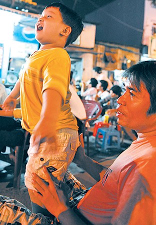 A little boy enjoys a World Cup match at a sidewalk cafe in District 3. (Photo:SGGP) A little boy enjoys a World Cup match at a sidewalk cafe in District 3. (Photo:SGGP)